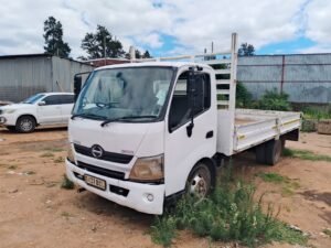 VEHICLE VEHICLE HINO 300 TRUCK, B431BCL, WHITE