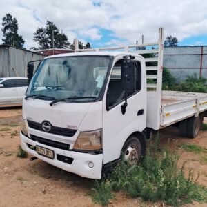 VEHICLE HINO 300 TRUCK, B431BCL, WHITE