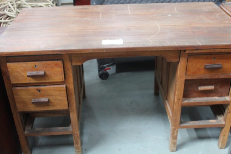 ITEM BROWN VINTAGE TABLE
