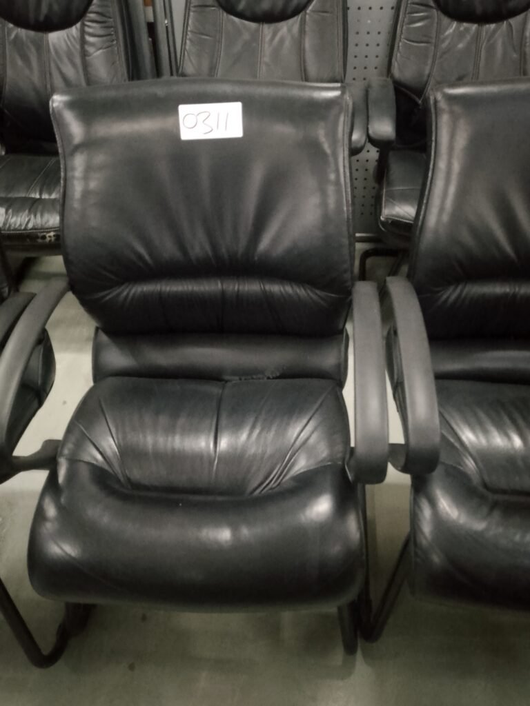 ITEM PU GUEST CHAIR