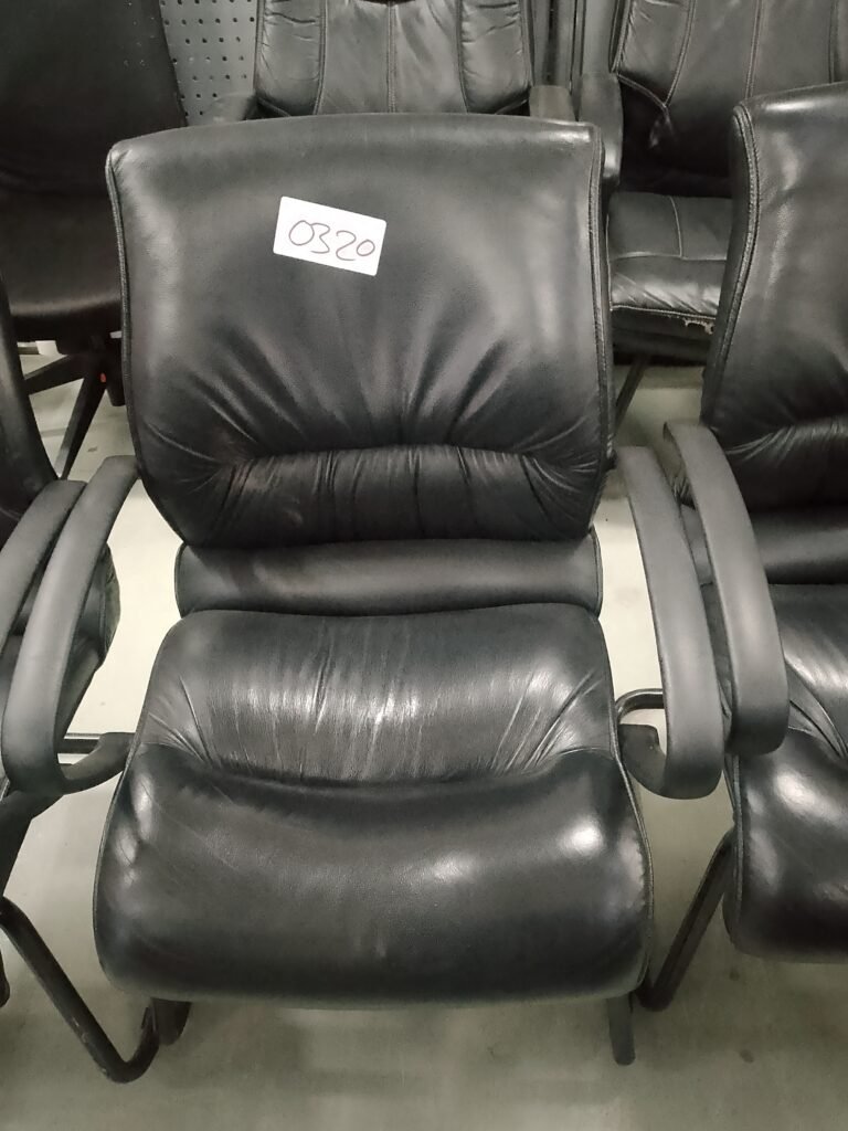 ITEM PU GUEST CHAIR