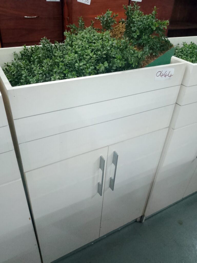 ITEM WHITE SHELF WITH PLANT