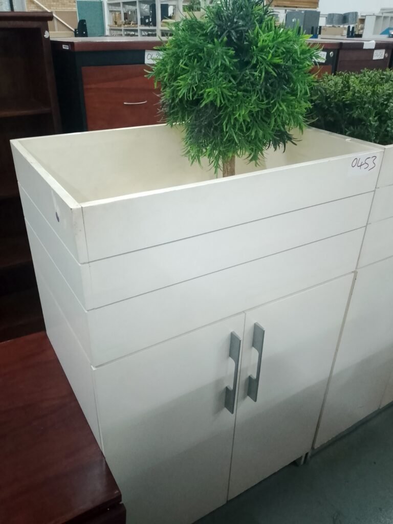 ITEM WHITE SHELF WITH PLANT