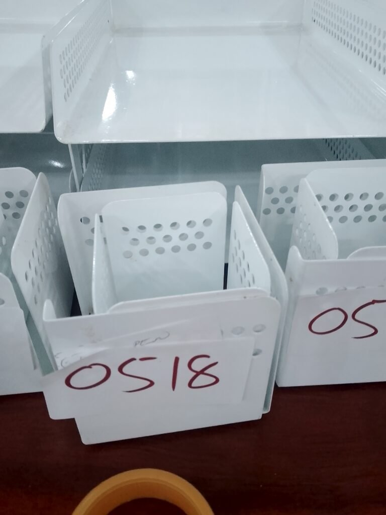 ITEM WHITE METAL PEN HOLDER
