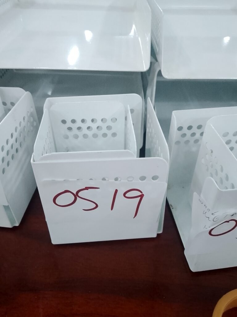 ITEM WHITE METAL PEN HOLDER