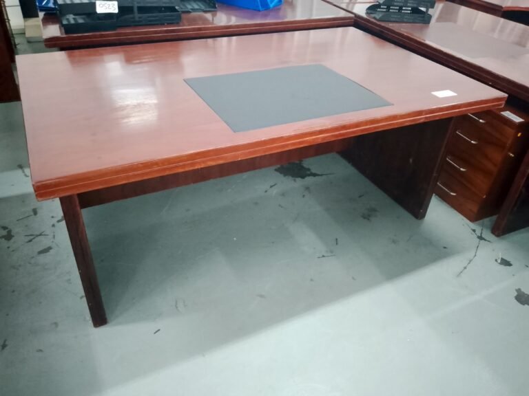 ITEM BROWN EXECUTIVE DESK