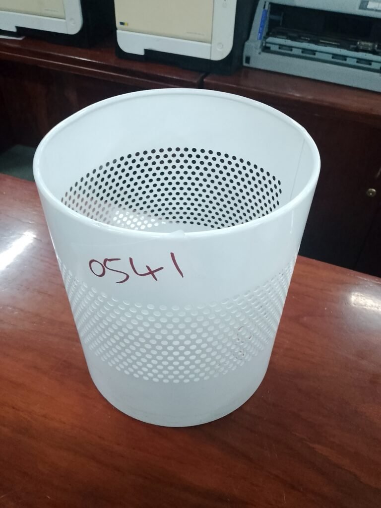 ITEM WHITE METAL DUSTBIN