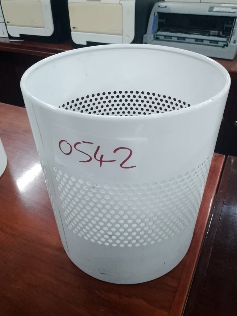 ITEM WHITE METAL DUSTBIN