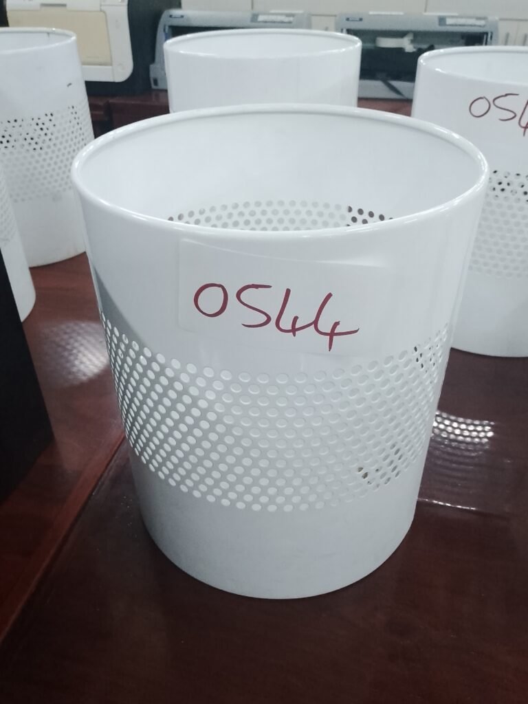 ITEM WHITE METAL DUSTBIN