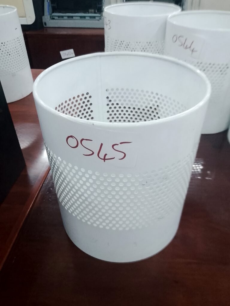 ITEM WHITE METAL DUSTBIN