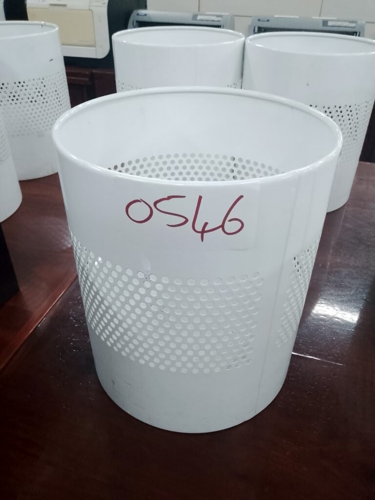 ITEM WHITE METAL DUSTBIN