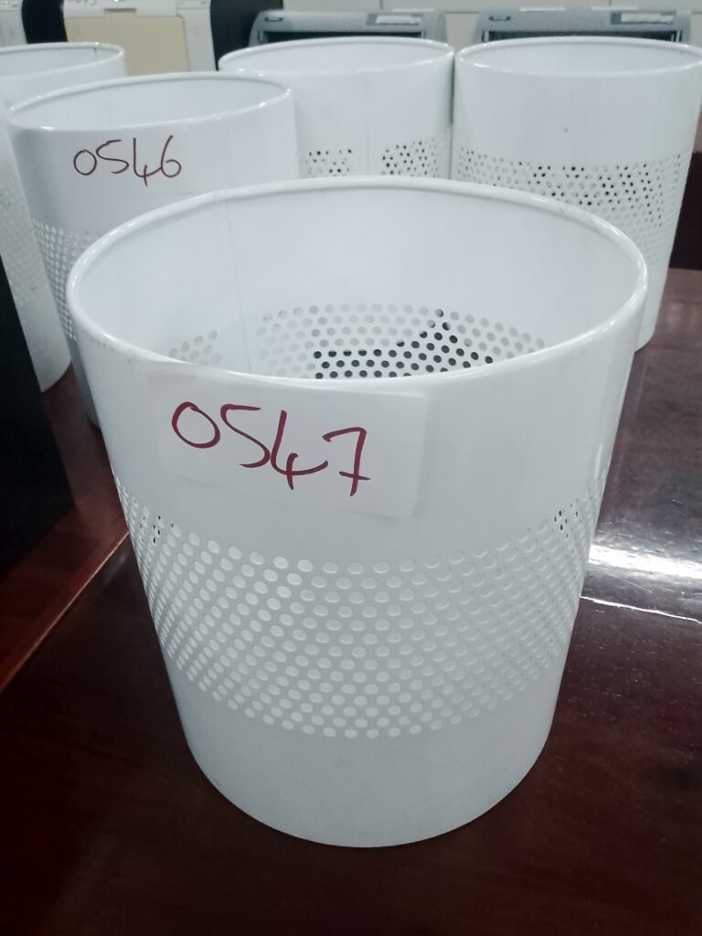 ITEM WHITE METAL DUSTBIN