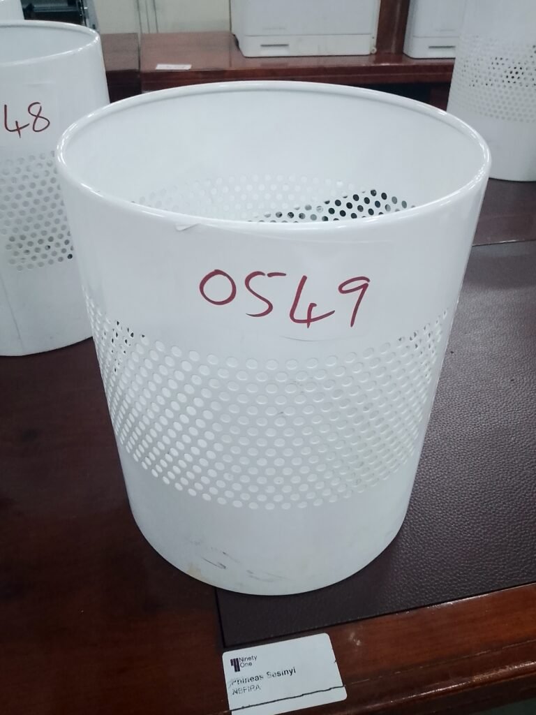 ITEM WHITE METAL DUSTBIN