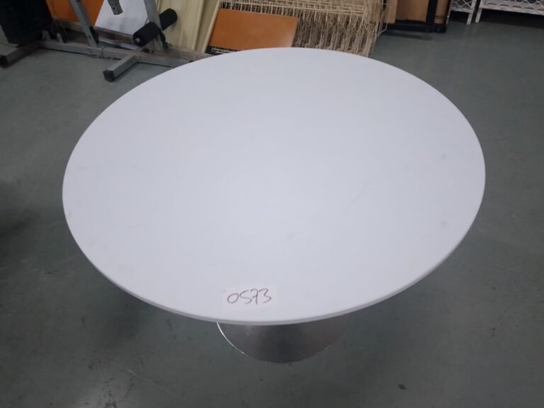 ITEM BIG WHITE ROUND TABLE