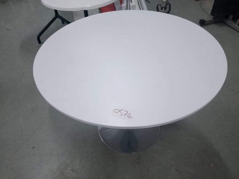 ITEM BIG WHITE ROUND TABLE