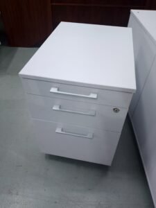 ITEM WHITE MOBILE PEDESTALS(5)