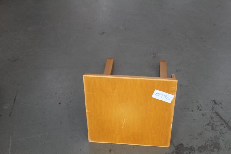ITEM DISPLAY TABLE(BROKEN LEGS)